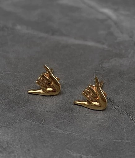 Shaka hand gesture stud earrings in 18K gold-plated 925 silver – unisex surf jewelry by Snow Cat Jewelry