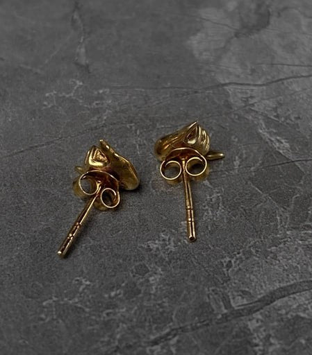 Gold-plated Shaka stud earrings made of 925 sterling silver – surf-inspired unisex jewelry by Snow Cat Jewelry